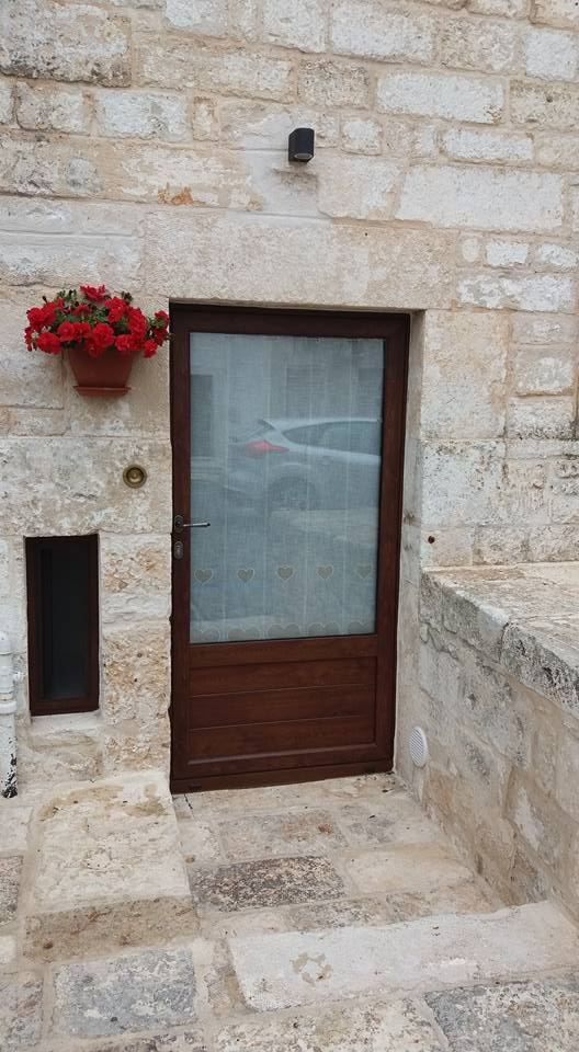 Porta in legno della dimora con gerani