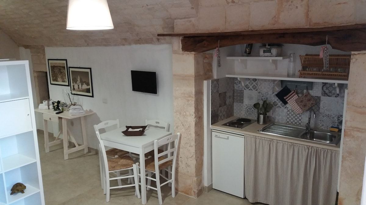 Camera Standard: cucina e tavolo bianco
