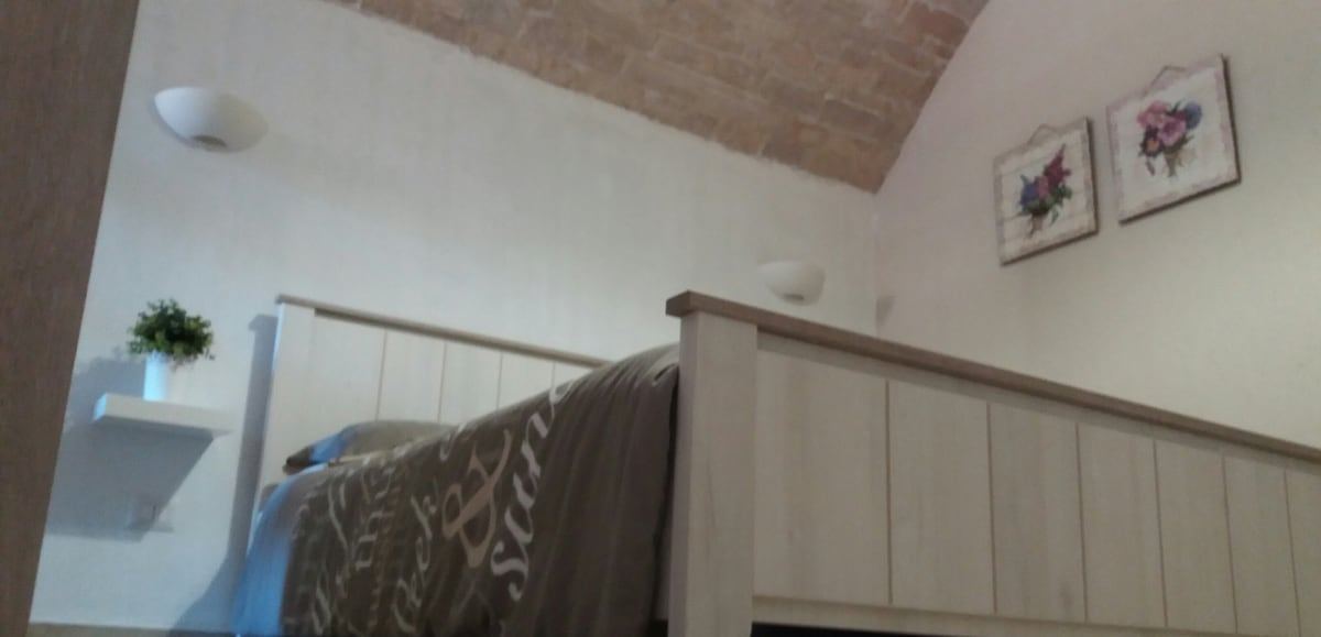 Camera Standard: letto matrimoniale bianco
