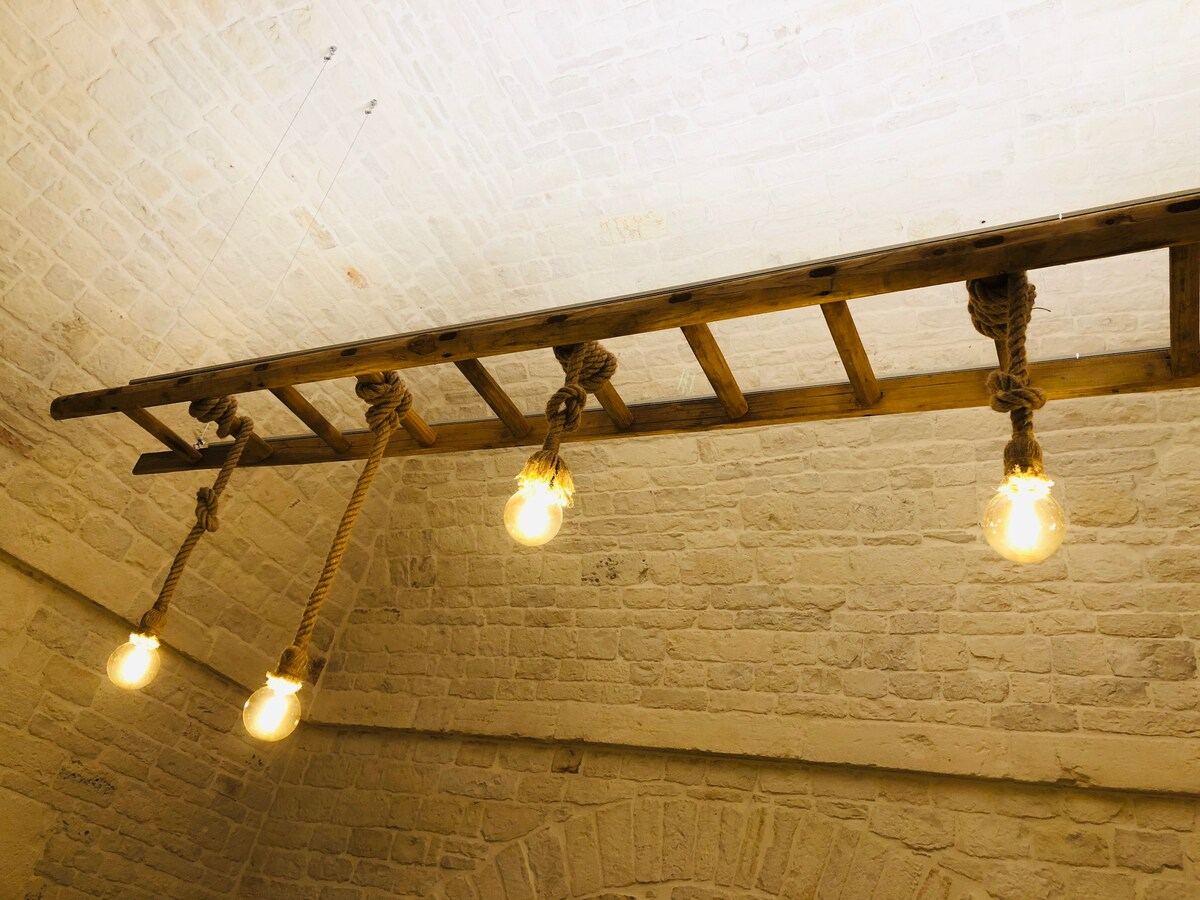 Camera Superior: lampada a scala di corda