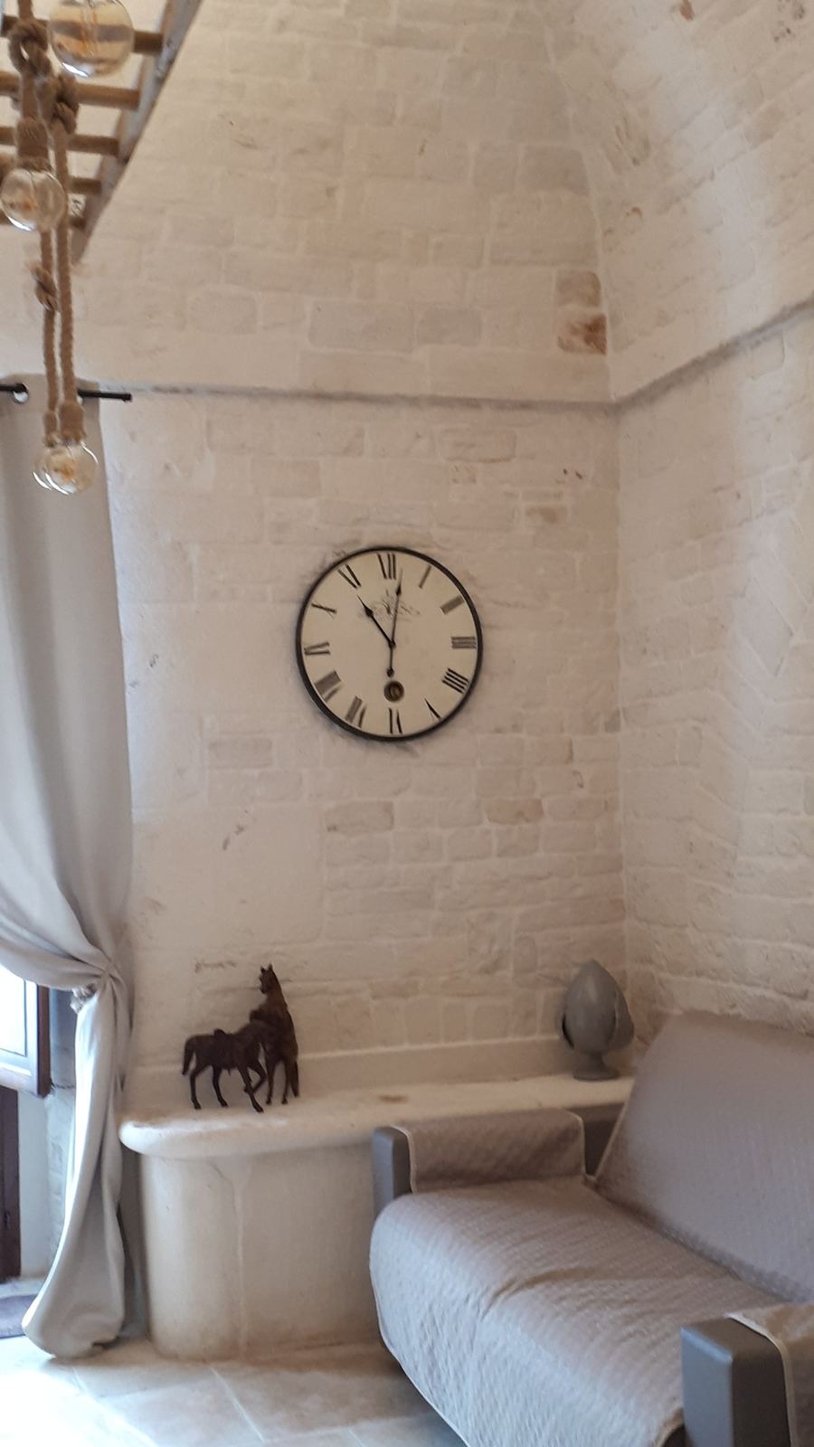 Angolo con orologio in pietra